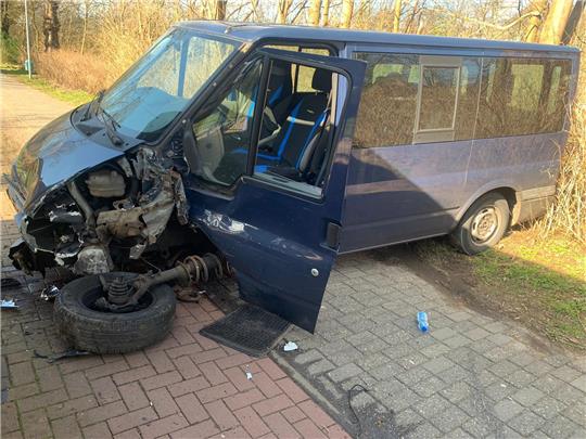 Diesen Transporter hat am Freitagmittag ein Stader gestohlen und hat mit ihm mehrere Unfälle verursacht. Foto: Polizei
