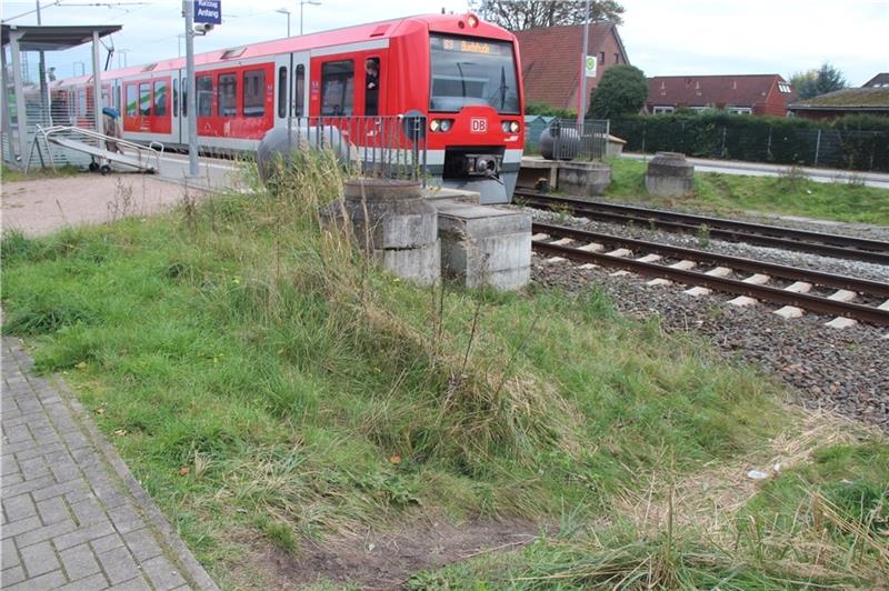 Bahngleise überqueren: Ein Spiel auf Leben und Tod Diesen ganz offensichtlich von vielen Menschen genutzten Trampelpfad am Neu Wulmstorfer Bahnhof haben auch die beiden Opfer genutzt, um noch schnell auf die andere Seite zu kommen – mit tödlichen Folgen. Foto: Michaelis