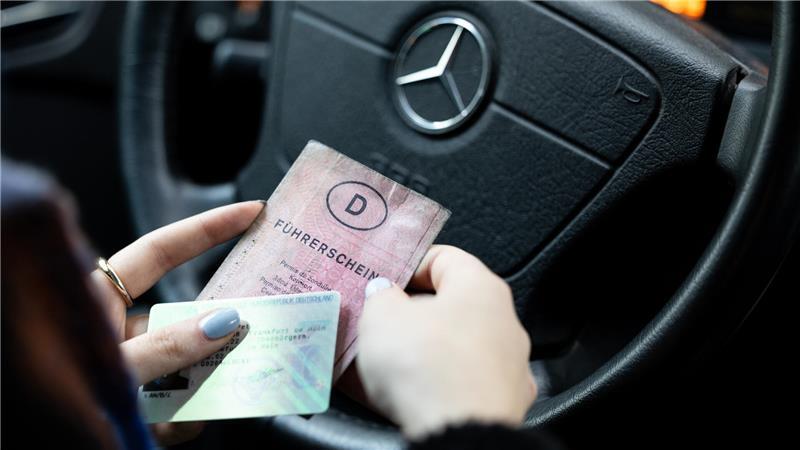 Diesen rosa Papierführerschein sollten Sie nur noch als Andenken haben - als Dokument ist er ungültig und Sie hätten schon längst einen neuen beantragen müssen.