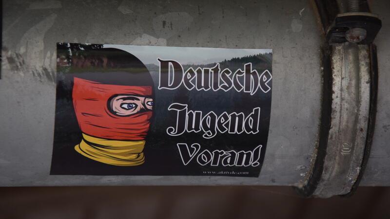 Diesen und andere Sticker mit rechten Parolen haben Unbekannte auf dem Gelände des Schulzentrums Süd in Buxtehude an diverse Stellen geklebt.