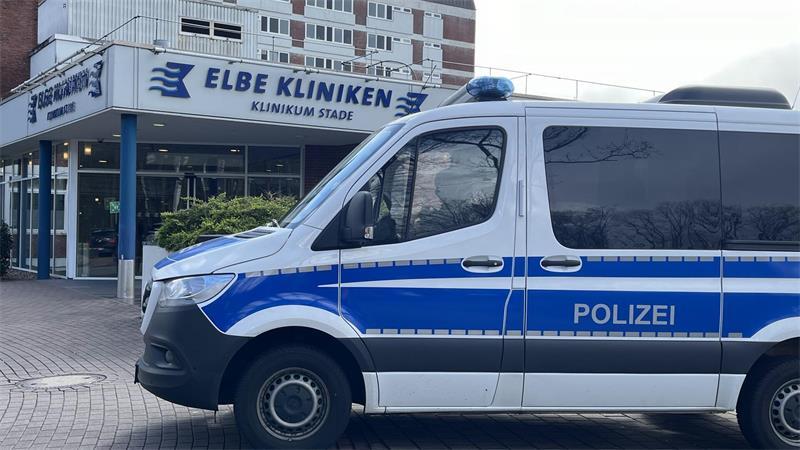 Dieser Anblick wird häufiger: Polizei sichert das Elbe Klinikum in Stade.