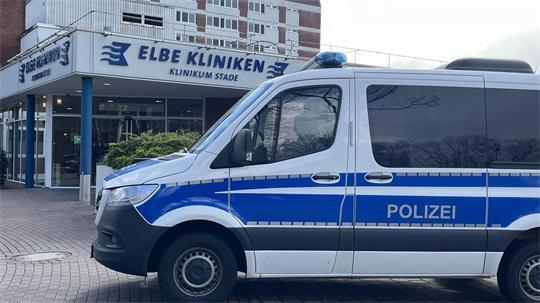 Dieser Anblick wird häufiger: Polizei sichert das Elbe Klinikum in Stade.