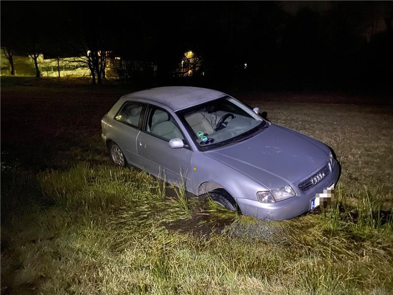 Dieser Audi steckt am Montagabend in Stade-Ottenbeck im Graben fest. Foto: Polizei