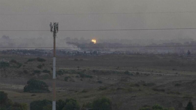 Entsetzen nach Luftangriff Israels in Rafah mit 45 Toten Dieser Ausschnitt aus einem im Süden Israels aufgenommenen Video zeigt Flammen und Rauch, die nach einem israelischen Luftangriff im Gazastreifen aufsteigen, wie palästinensische Sanitäter berichten.