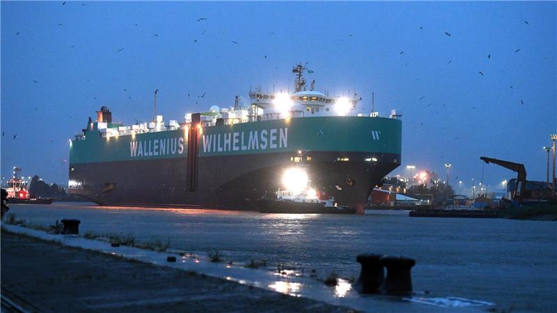 Gewitter: Großes Schiff reißt sich in Bremerhaven los - Kran beschädigt Dieser Autotransporter der Wallenius Lines riss sich im Gewittersturm am Sonntagabend im Hafen von Bremerhaven los. Foto: Wolfhard Scheer