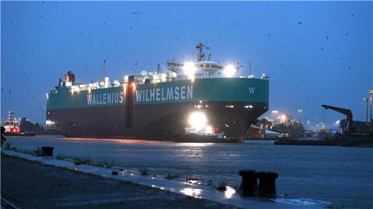 Dieser Autotransporter der Wallenius Lines riss sich im Gewittersturm am Sonntagabend im Hafen von Bremerhaven los. Foto: Wolfhard Scheer