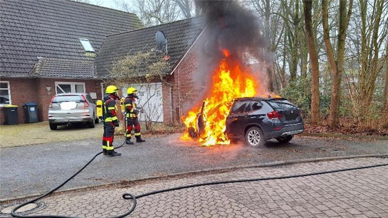 Mercedes-Fahrer überschlägt sich – Tote Schwäne auf B71 Dieser BMW geriet in Sottrum während der Fahrt in Flammen.