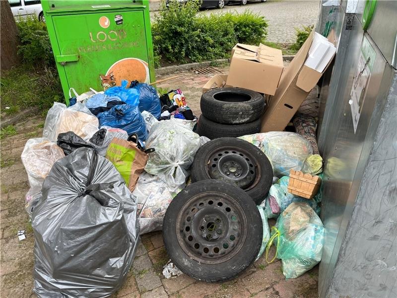 Dieser Containerstellplatz in der Pommernstraße ist einer der Orte, wo das Stader Wildmüll-Problem besonders deutlich wird. Foto: Anwohner