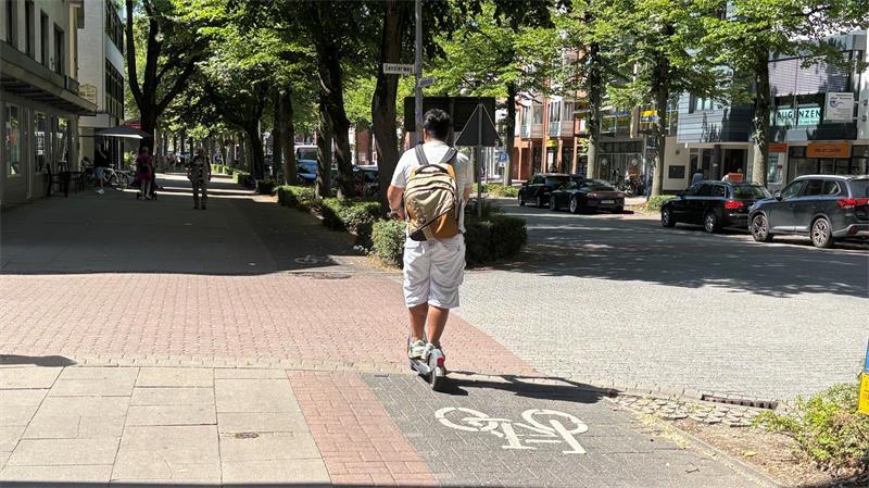 Wie rücksichtslos sind E-Scooter-Fahrer? Ein Check in Stade und Buxtehude Dieser E-Scooter-Fahrer missachtet auf der Bahnhofstraße in Buxtehude das Rechtsfahrgebot. Das kann ihn 55 Euro Bußgeld kosten.