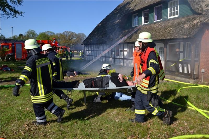 Dieser Feuerwehreinsatz in Himmelpforten war nur eine Übung. Foto: Helfferich