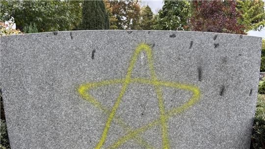 Dieser Grabstein wurde mit einem Pentagramm beschmiert. Der fünfzackige Stern hat viele Bedeutungen, wird aber häufig mit Satanismus assoziiert.
