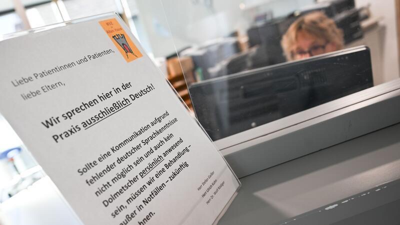 Dieser Hinweis am Empfang sorgt für Wirbel.