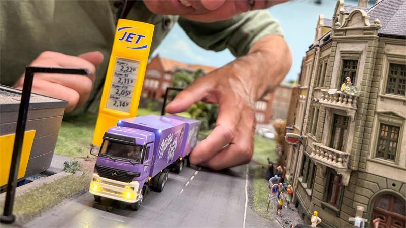 Hamburgs Miniatur Wunderland: Handarbeit, Pannen und Rekorde Dieser Lastwagen ist das Auto Nummer 1. Es steht seit 25 Jahren auf der Anlage und fährt immer noch. Mehr als 24.000 echte Kilometer ist der Laster schon gefahren.