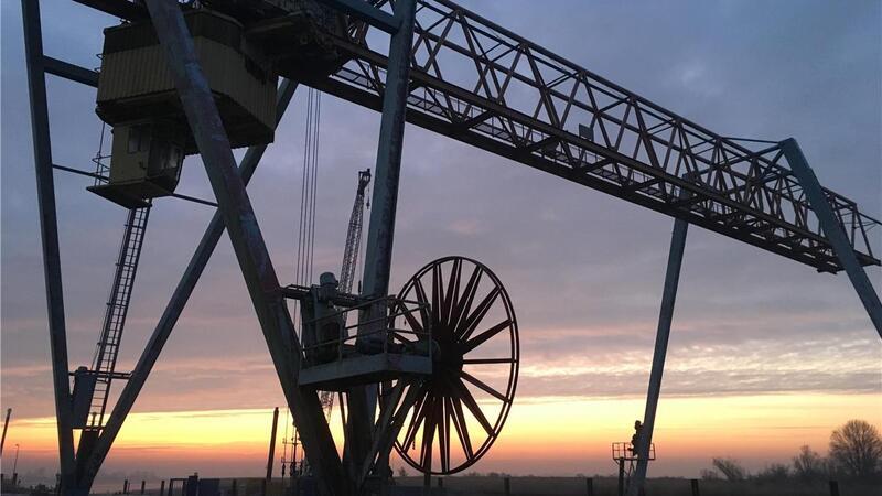 Dieser Laufkran war das letzte Zeugnis aus der Zeit, als im Großensieler Hafen noch Umschlag stattfand. Er wurde 2019 demontiert.