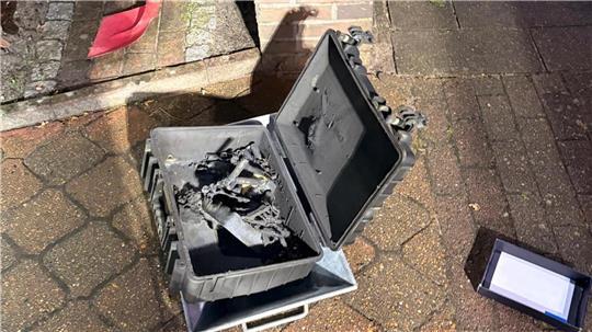 Dieser Lithium-Akku löste den Brand aus.