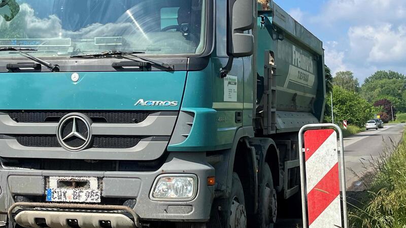Lkw-Verkehr: Schlaglochstreit in Bassenfleth geht weiter Dieser Lkw fährt langsam durch Bassenfleth.