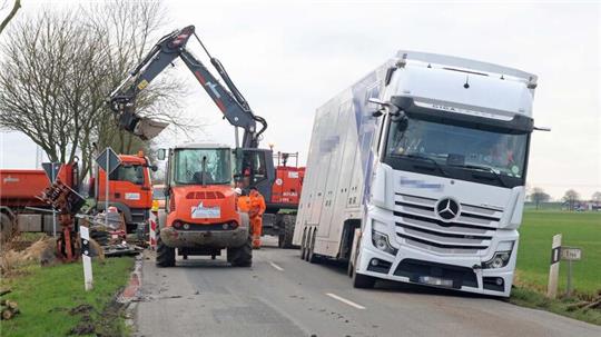 Dieser Lkw steckte im Seitenraum der Rechtebeer Straße (K49) fest, sodass diese zwischen Uthlede und Rechtebe für die Bergung am Donnerstagnachmittag gesperrt werden musste.