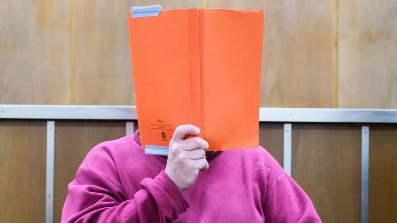 Dieser Mann hat nach Ansicht des Gerichts im Juli 2025 in Bad Münder seine Nachbarin für einige Hundert Euro getötet. Er schwieg im Prozess. (Archivbild)