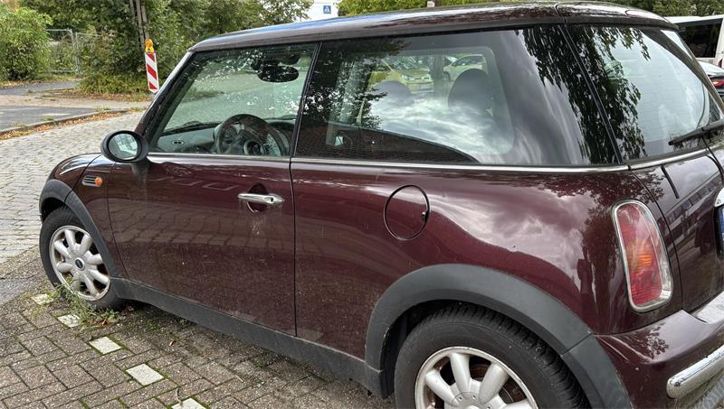 Geisterautos in Stade: Ein Fall ist ziemlich kurios Dieser Mini steht offenbar seit anderthalb Jahren am Solemio-Parkplatz.