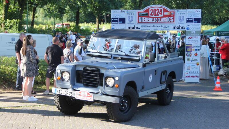 Dieser Offroader, Marke Land Rover, Typ 109 Serie 3, der im kommenden Jahr seinen 50. Geburtstag feiert, ist ebenfalls beim Start in Harsefeld zu bestaunen.