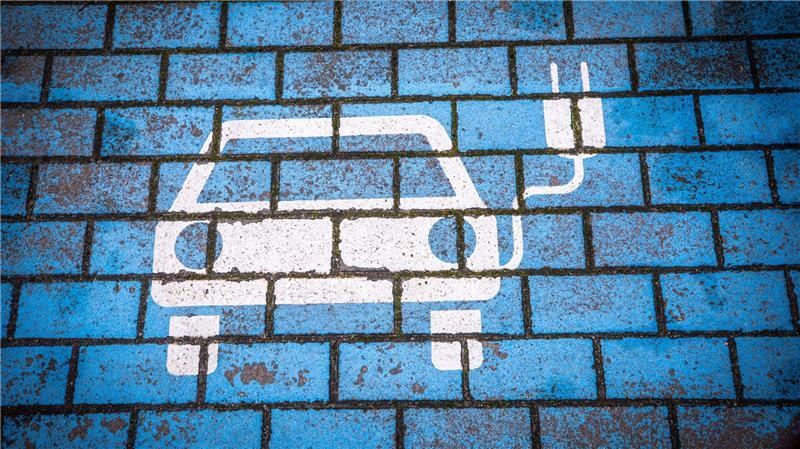 Dieser Parkplatz für ein Elektroauto, das seinen Akku auflädt, ist leer. (Symbolbild)
