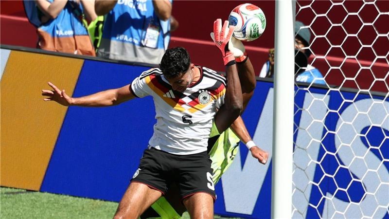 Sieg der Emotionen: Undav schießt DFB-Elf in K.-o.-Runde Dieser Pavlovic-Versuch wurde nicht zu einem regulären Treffer.