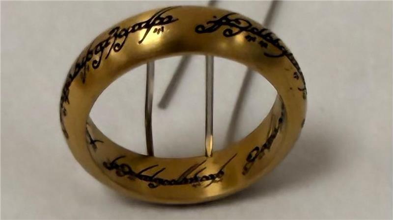 Kein Gold, keine Macht: Hamburger Fundbüro testet „den Einen Ring“ Dieser Ring wartet im Fundbüro Hamburg auf seine Besitzerin beziehungsweise seinen Besitzer.