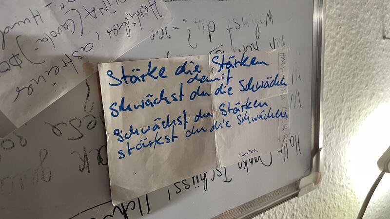 Obdachloser rettet Hund vor Gewalt Dieser Spruch, der auf einem Zettel an der Pinnwand hängt, ist zu Minos Lebensmotto geworden.