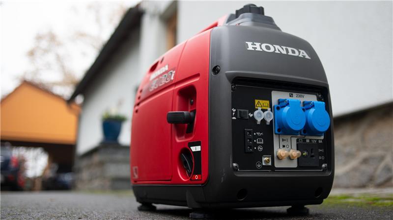 Dieser Stromerzeuger schafft ein paar Geräte, kein ganzes Haus. Und damit alles sicher bleibt, betreibt man ihn nur draußen, wo die Abgase ungehindert abziehen können.