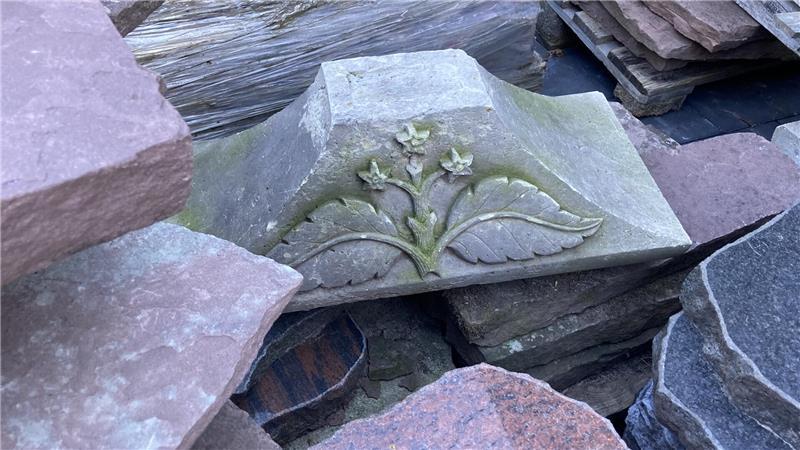 Nach Vandalismus in Stade: Sieben Gebote der Pietät auf dem Friedhof Dieser Teil eines Grabsteins wurde abgerissen und woanders hingeworfen.
