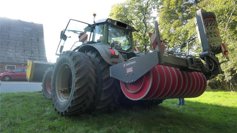 Vier-Meter-Traktor wird zur Gefahr für Autofahrer Dieser Traktor wurde von der Polizei Hemmoor auf der Kreisstraße 21 in Wingst aus dem Verkehr gezogen.