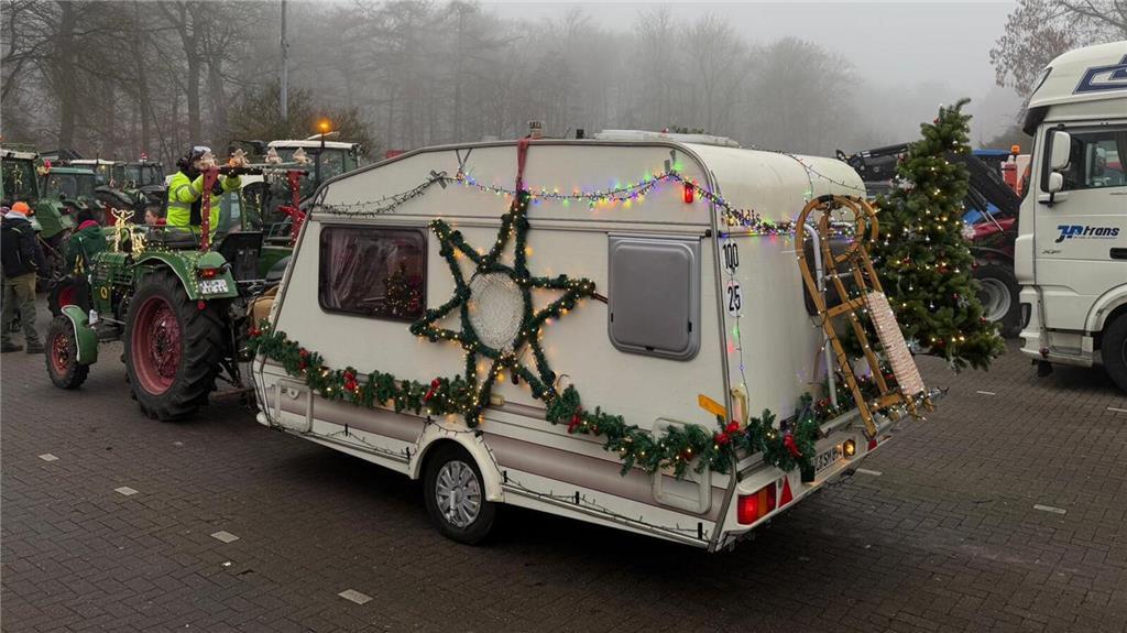 Dieser Trecker zieht einen geschmückten Caravan.