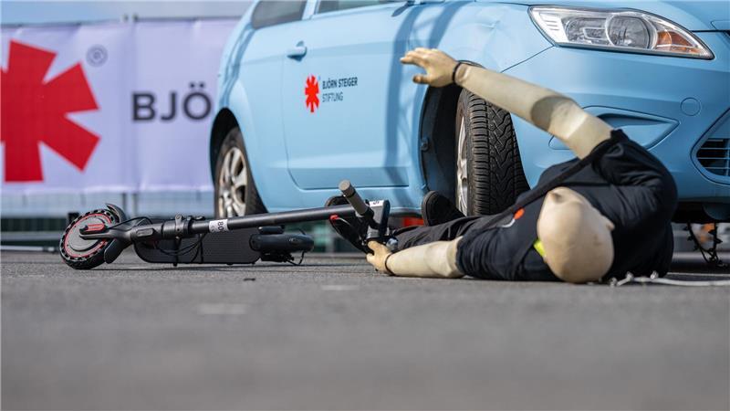Gefahr auf dem E-Scooter: Forscher fordert Altersgrenze Dieser Unfall wäre wohl lebensgefährlich gewesen.