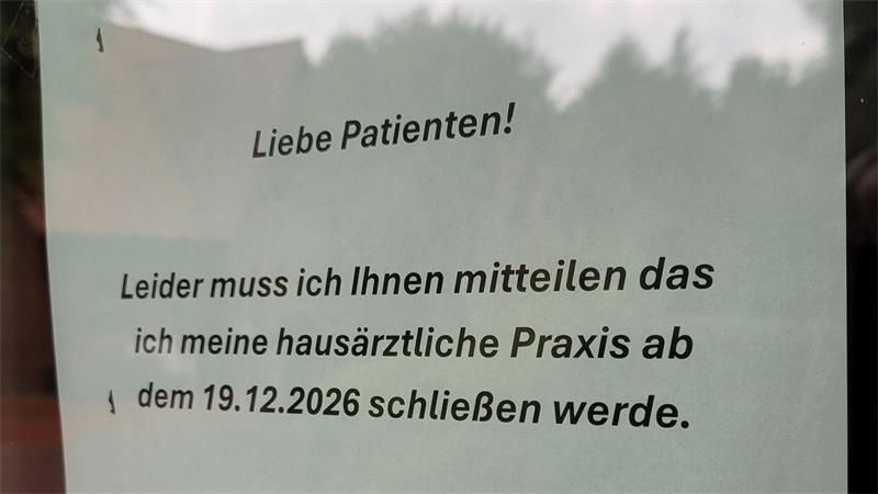 Dieser Zettel an einer Allgemeinarztpraxis von Dr. Leif Möhlmann weist Patienten auf die bevorstehende Schließung der Einrichtung in Dorum hin.