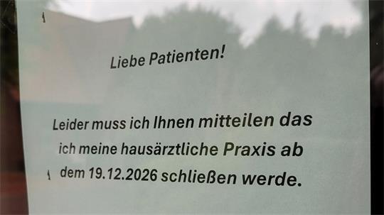 Dieser Zettel an einer Allgemeinarztpraxis von Dr. Leif Möhlmann weist Patienten auf die bevorstehende Schließung der Einrichtung in Dorum hin.
