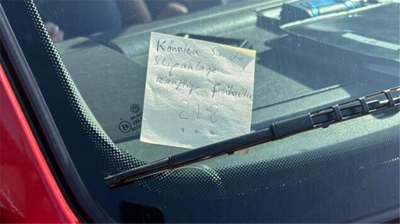 Hinter dem Scheibenwischer eines Feuerwehr-Autos der FF Otterndorf klemmt ein Zettel mit der Aufschrift: Könnten Sie die Slipanlage künftig freihalten?!?