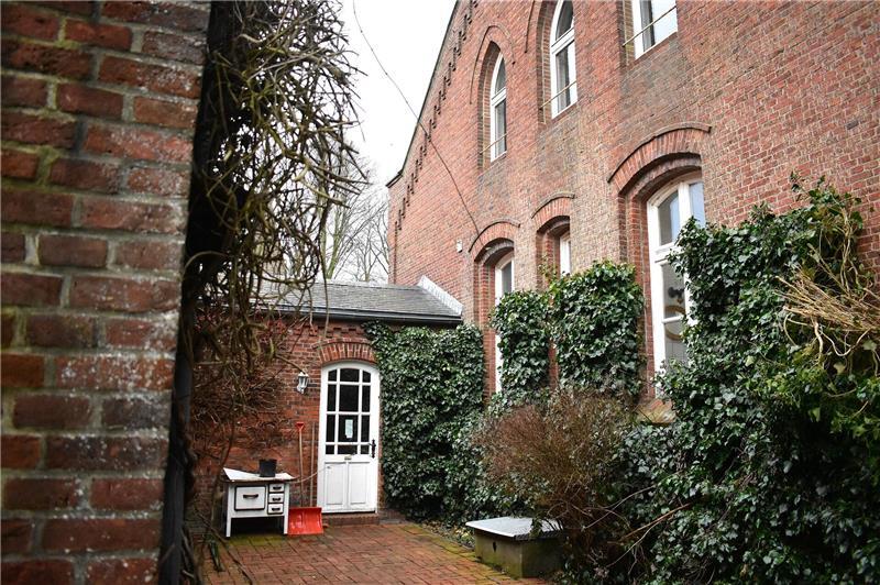 Ein Zwischenbau, der Pfarrhaus und -scheune in Balje verbindet.