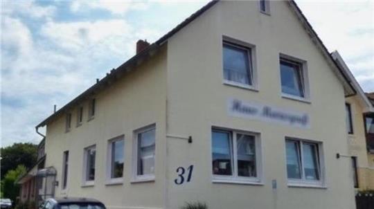 Dieser „alteingesessene Pensionsbetrieb am Meer“ in Strandnähe steht zum Verkauf. Ein Schnäppchen ist er allerdings nicht.