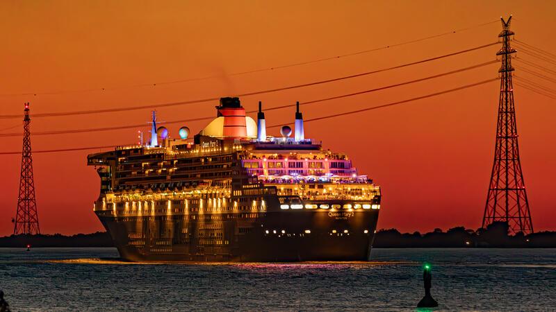 Leserfotos: Kreuzfahrtdampfer „Queen Anne“ auf der Elbe Dieser bezaubernde Schnappschuss von der "Queen Mary 2" ist TAGEBLATT-Leser Wolfgang Woelken bei ihrem letzten Hamburgbesuch in Lühe gelungen.