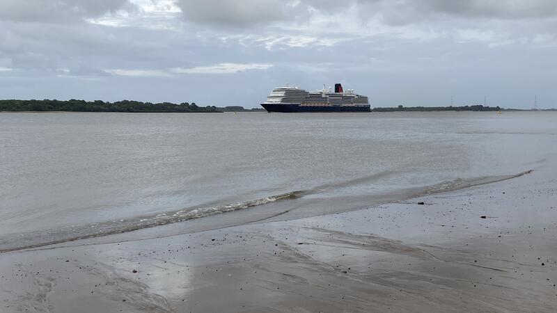Ocean Liner auf der Elbe: „Queen Mary 2“ passiert den Landkreis Stade Dieser tolle Schnappschuss ist TAGEBLATT-Leserin Sandra Mencke gelungen.
