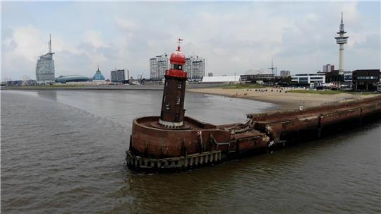 Dieser traurige Anblick hat sich vielen Bremerhavenern ins Gedächtnis eingebrannt. Auf den Maritimen Tagen erzählen sie von ihren Erinnerungen an den Molenturm. Foto: privat