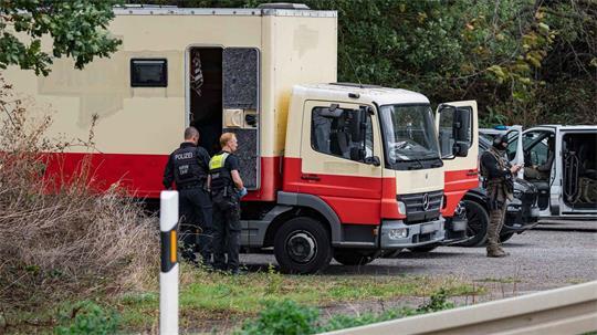 Dieser zu einem Wohnwagen umgebaute Lastwagen soll vom Tatverdächtigen sein. Die Polizei fand ihn dort nicht.