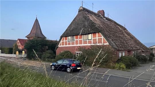 Dieses Altländer Bauernhaus soll abgerissen werden. Das Buxtehuder Unternehmen Schulenburg plant ein Wohngebiet in der Dorfstraße 30 in Neuenkirchen.