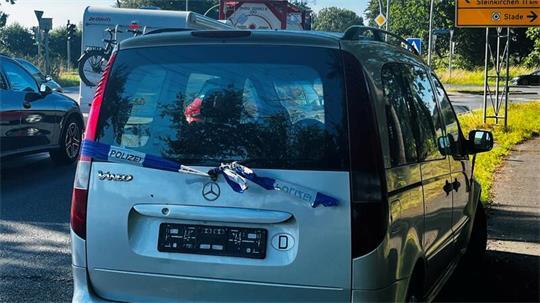 Dieses Auto steht schon seit Mitte Juli an der Kreuzung L111/Altländer Straße.