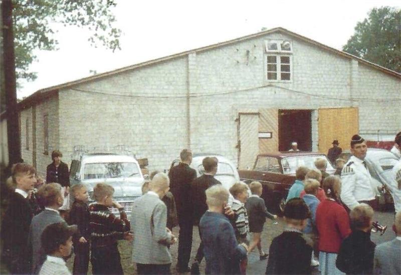 Kutenholz: XXL-Wirt macht weiter am Ort mit viel Geschichte und Wandel Dieses Bild aus der Chronik „700 Jahre Kutenholz“ von 2013 zeigt die Festhalle im Jahr 1962, zu dem Zeitpunkt als Mehrzweckhalle für Mensch und Tier genutzt.