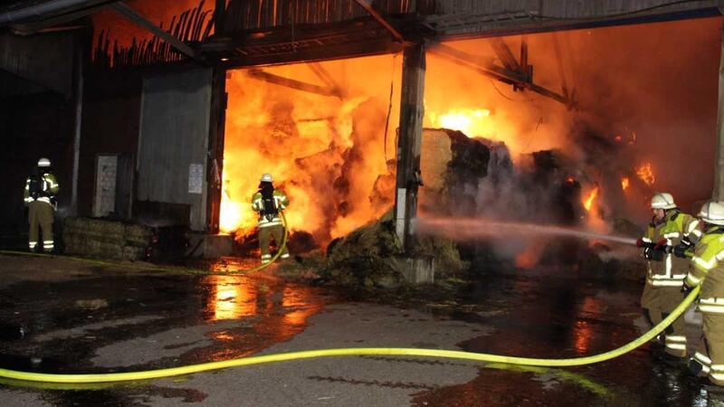 Dieses Bild bot sich den ersten Einsatzkräften bei dem Scheunen-Feuer in Stade-Hagen in den ersten Minuten des Brandes.