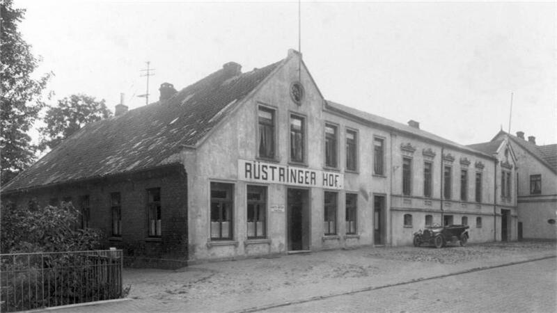 Droht einer uralten Traditionsgaststätte in Nordenham jetzt der Abriss? Dieses Bild des Rüstringer Hofs entstand um das Jahr 1910.