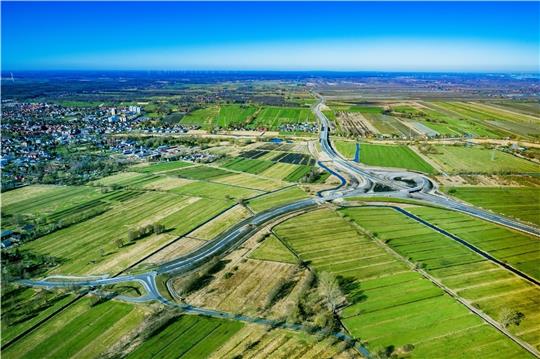 Dieses Bild des Stader Luftfotografen Martin Elsen ist wenige Tage alt. Es zeigt im Vordergrund die Rübker Straße kurz vor Buxtehude mit der Zufahrtsrampe zur Anschlussstelle Buxtehude-Mitte aus Blickrichtung Hamburg. Geplant ist, dass die 