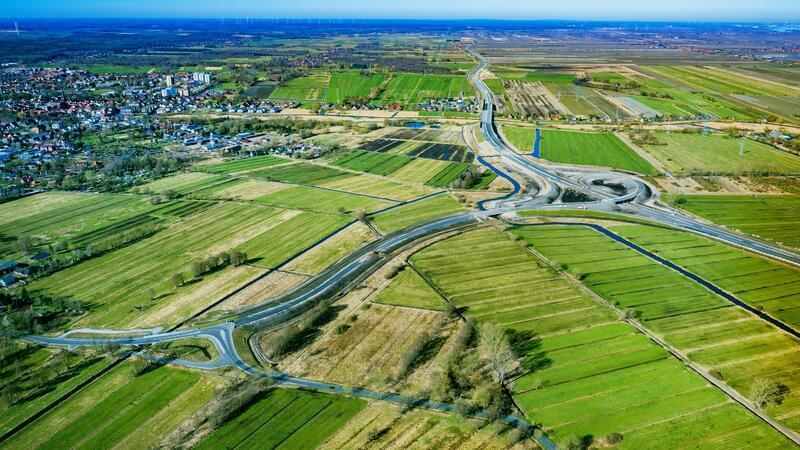 A26: Emotionale Diskussion über Buxtehuder Zubringer im Kreistag Dieses Bild des Stader Luftfotografen Martin Elsen zeigt im Vordergrund unten links die Rübker Straße kurz vor Buxtehude mit der Zufahrtsrampe zur Anschlussstelle aus Richtung Hamburg.