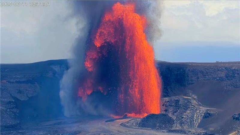 Bilder des Tages Dieses Bild einer Webcam des United States Geological Survey (USGS) zeigt Lavafontänen, die beim jüngsten Ausbruch des Kilauea-Vulkans im Hawaii Volcanoes National Park in die Höhe schießen.